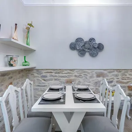 ανακαινισμένη κατοικία 50 μέτρα από το λιμάνι شقة إرموبولّي